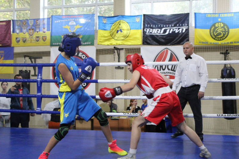 Фрагмент поєдинку: суддя спостерігає за ходом боротьби.