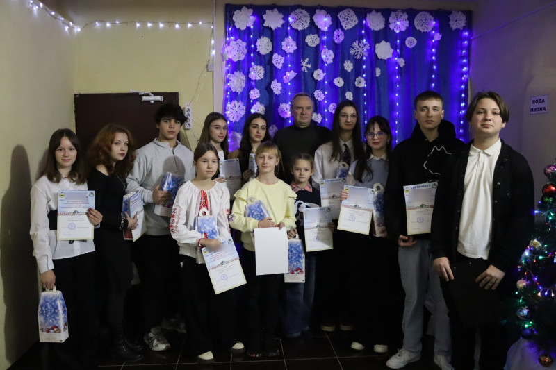 Спільне фото  дітей, які отримали стипендію. Разом із дітьми - міський голова Дмитро Зражевський.