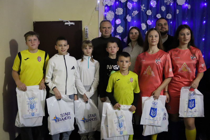 Спільне фото кращих спортсменів ДЮСШ  з міським головою Дмитром Зражевським, представником НОК.