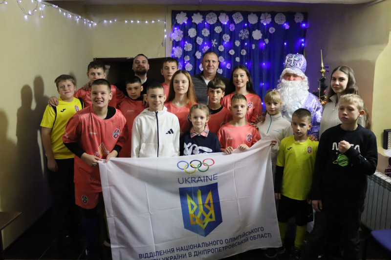 Спільне фото нагороджених спортсменів  із Святим Миколаєм, дорослими.