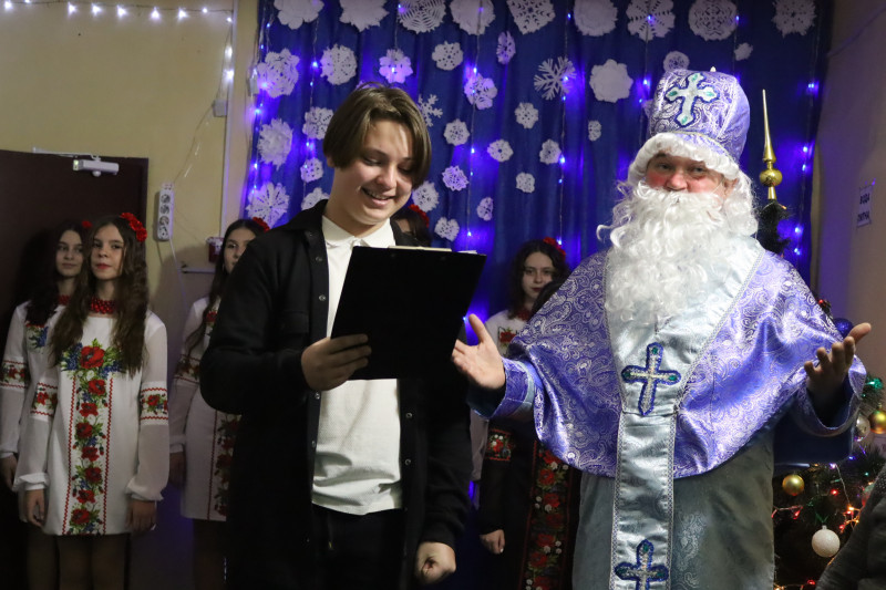 Святий Миколай разом із юнаком - ведучим урочистостей.