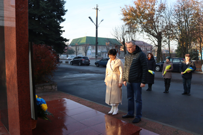 керівник міста Дмитро Зражевський та голова Синельниківської районної державної адміністрації – начальник районної військової адміністрації Світлана Назарчук поклали квіти до пам'ятного знаку, вшановують пам'ять полеглих хвилиною мовчання