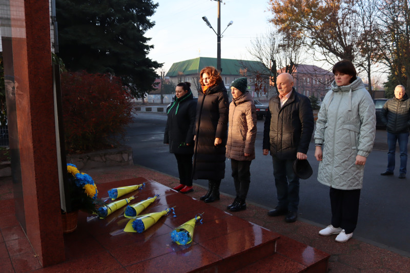 представники міської та районної влади поклали квіти до пам'ятного знаку, у хвилині мовчання схилили голови