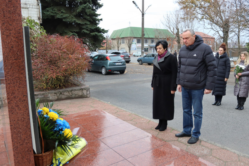 Міський голова Дмитро Зражевський та голова Синельниківської районної державної адміністрації – начальник районної військової адміністрації Світлана Назарчук схилили голови у хвилині мовчання перед пам'ятним знаком на честь загиблих воїнів 