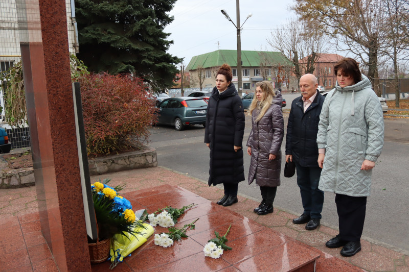 представники міської та районної влади у хвилині мовчання вшановують пам'ять полеглих воїнів