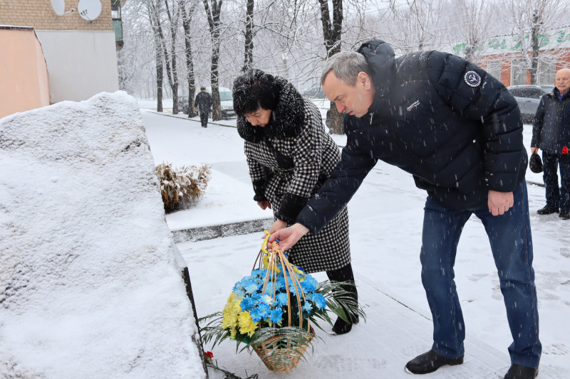 Міський голова Дмитро Зражевський разом із головою Синельниківської районної військової адміністрації Світланою Назарчук покладають кошик із синьо-жовтими квітами до пам'ятного знаку.