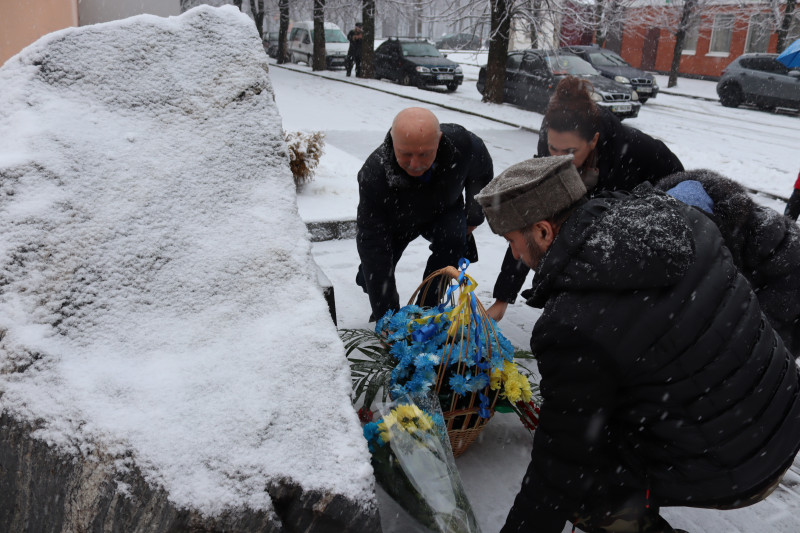 Представники влади та громадськості покладають квіти до пам'ятного знаку.