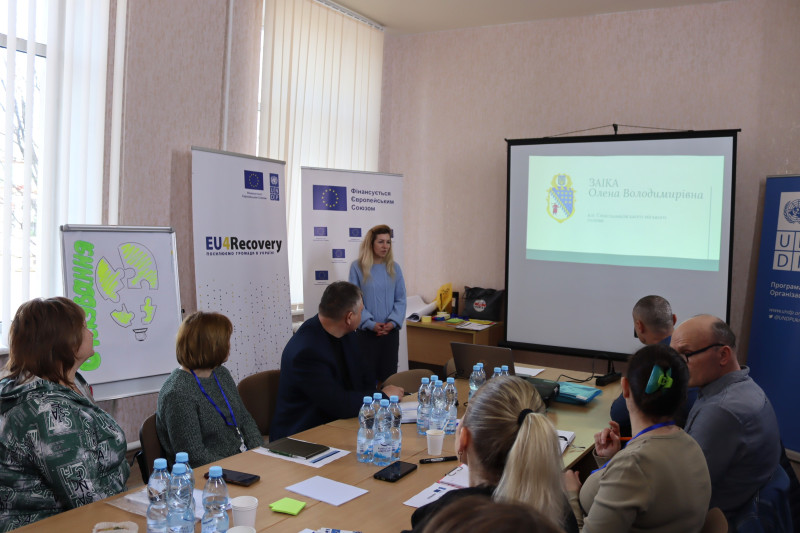 Представник міської влади Олена Заіка виступає перед учасниками стратегічної сесії