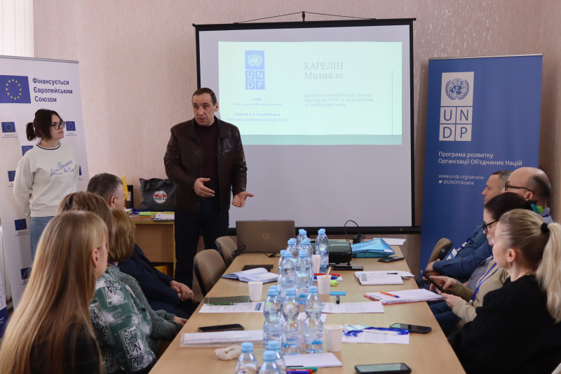 Виступає спікер  Михайло Карелін, фахівець із мобілізації громад Програми ООН із відновлення та розбудови миру, UNDP в Україні