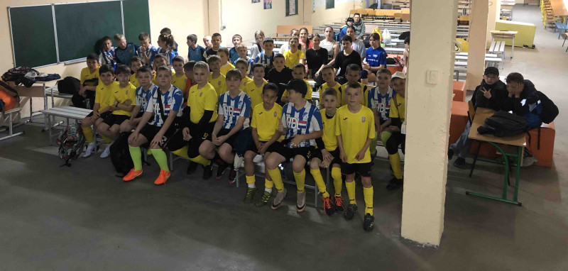 Футболісти сидять в укритті  під час тривоги.