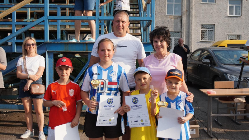 На фоні дитячо-юнацької спортивної школи стоять кращі футболісти турніру: Колінько Вероніка, Приймак Богдан, Петрукович Матвій, Астапенко Дмитро. Їм вручено дипломи