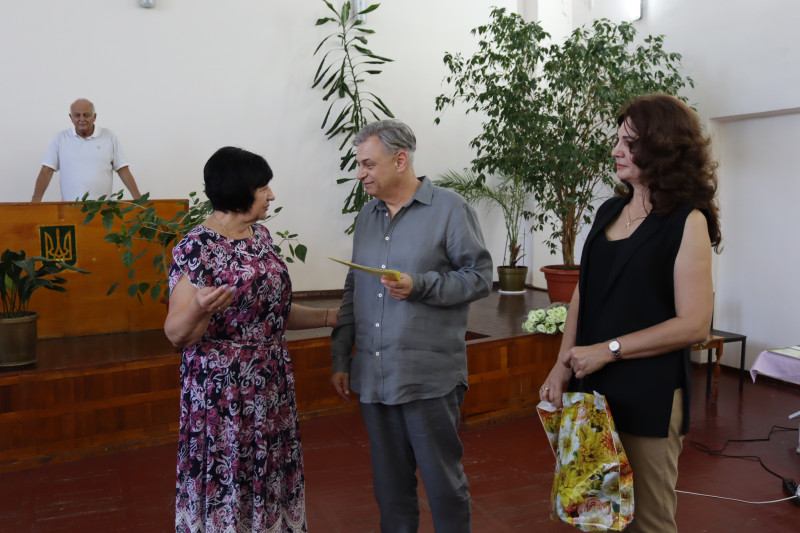 Начальник Синельниківської районної військової адміністрації Світлана Назарчук разом із заступницею Тетяною Завалій вітають Олександра Реутова.