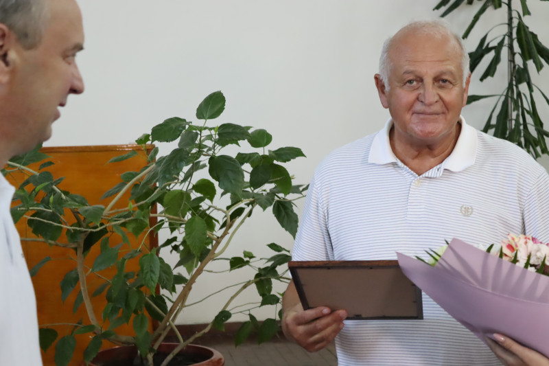 Міський голова Дмитро Зражевський і керівник лікарні Петро Довгань із відзнакою і квітами.