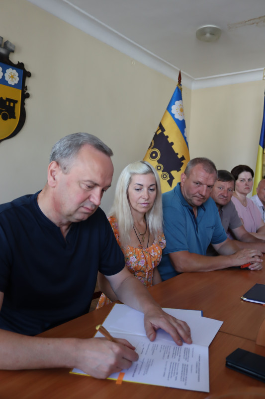 Міський голова Дмитро Зражевський підписує Меморандум про співпрацю.  