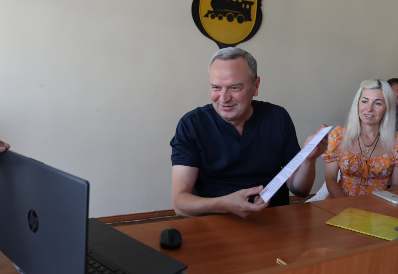 Міський голова Дмитро Зражевський демонструє сокирянам через екран ноутбука підписаний Меморандум про співпрацю.  