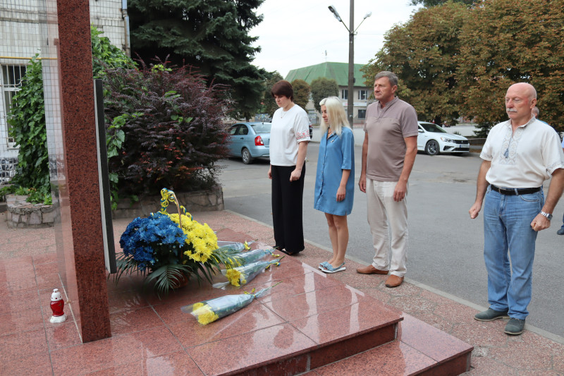 Представники міської влади вшановують пам'ять полеглих, схиливши голови перед пам'ятним знаком на честь загиблих Героїв.  