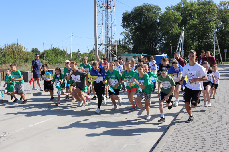 Учасники забігу рушили зі старту по доріжці.