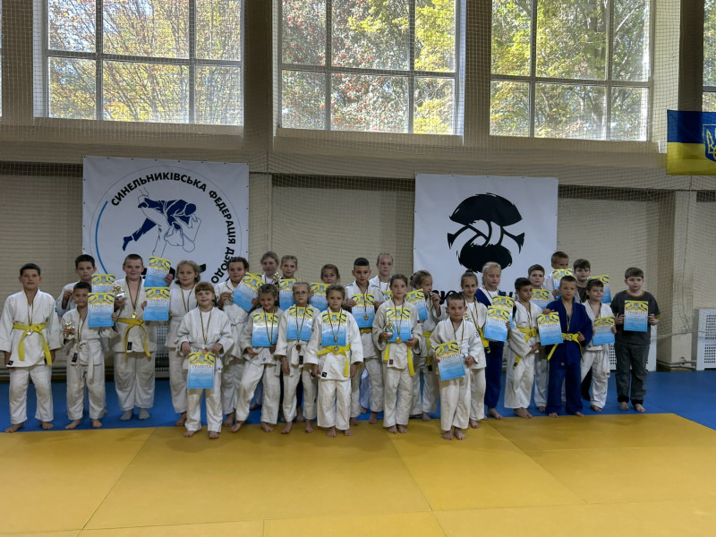 Спільне фото дітей -учасників турніру. Дівчата та хлопчики  тримають  в руках грамоти, на грудях - медалі.