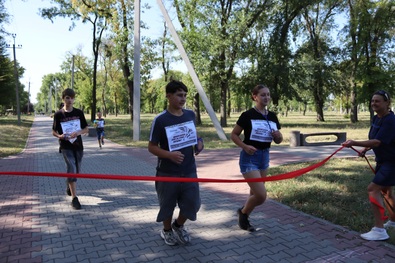 До фініша - червоної стрічки добігли юнаки та дівчина.