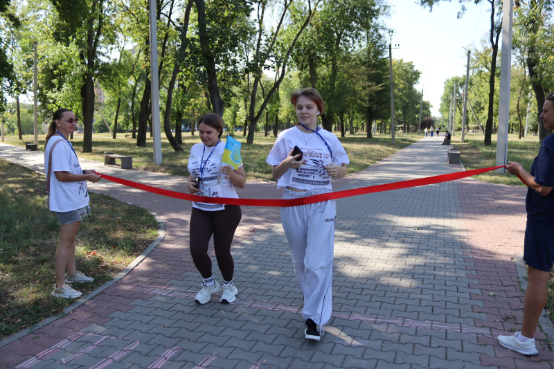 До фініша - червоної стрічки добігли  донька та матуся з синьо-жовтим прапорцем у руці.