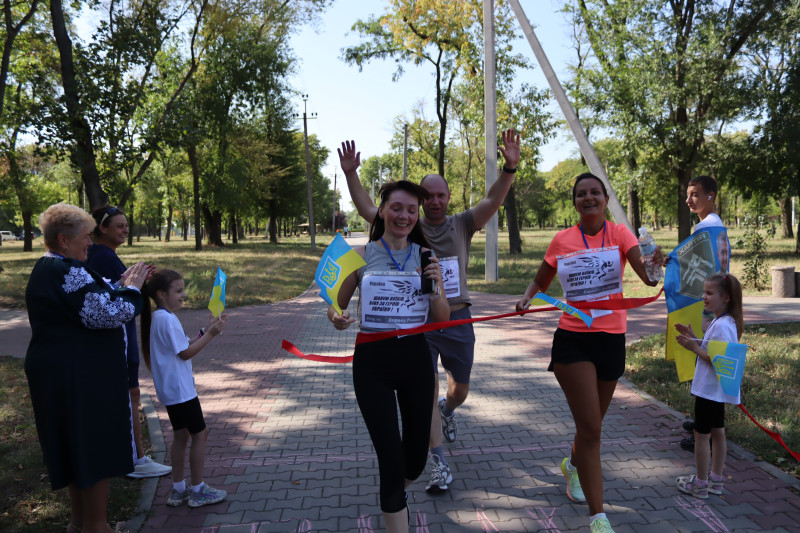 До фініша - червоної доріжки добігли дві молодих жінки та чоловік. Їх привітали вболівальники - діти, дорослі.