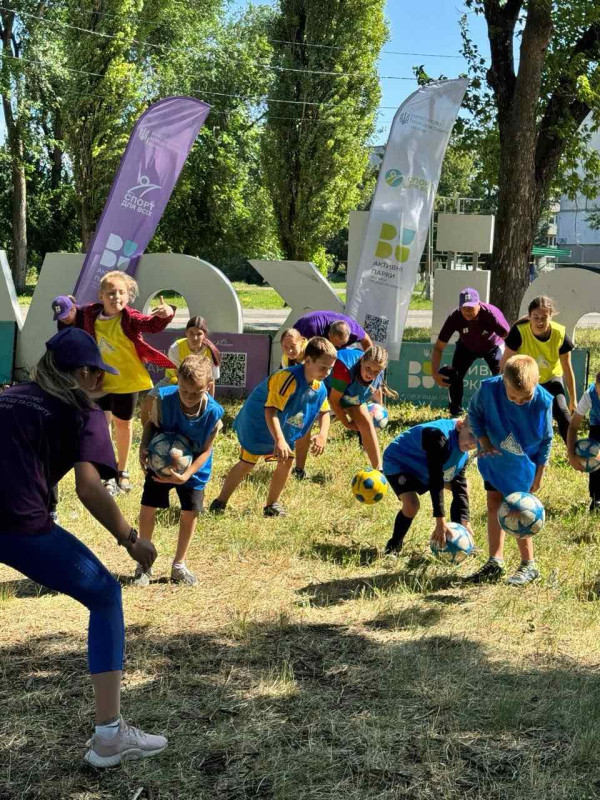 Тренування на траві. Діти виконують вправи з м'ячами.