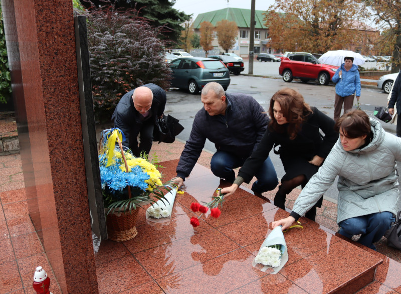 Представники міської та районнної влади покладають квіти до підніжжя пам'ятного знаку на честь загиблих воїнів. 
