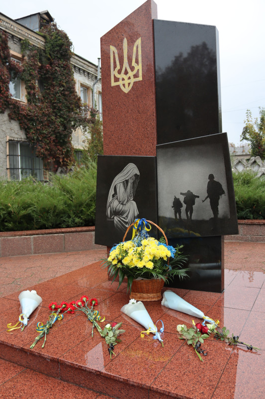 Пам'ятний знак на честь загиблих Героїв сучасності: стела з Гербом України вгорі та двома дошками. На одній - схилена у журбі мати, на іншій - силуети солдат, які йдуть удалечинь. У підніжжя - кошик із синьо-жовтими квітами, окремі букети.  