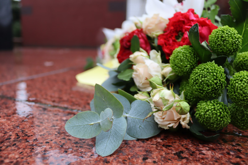 Квіти на підніжжі пам'ятного знаку на честь полеглих Героїв нашої сучасності.