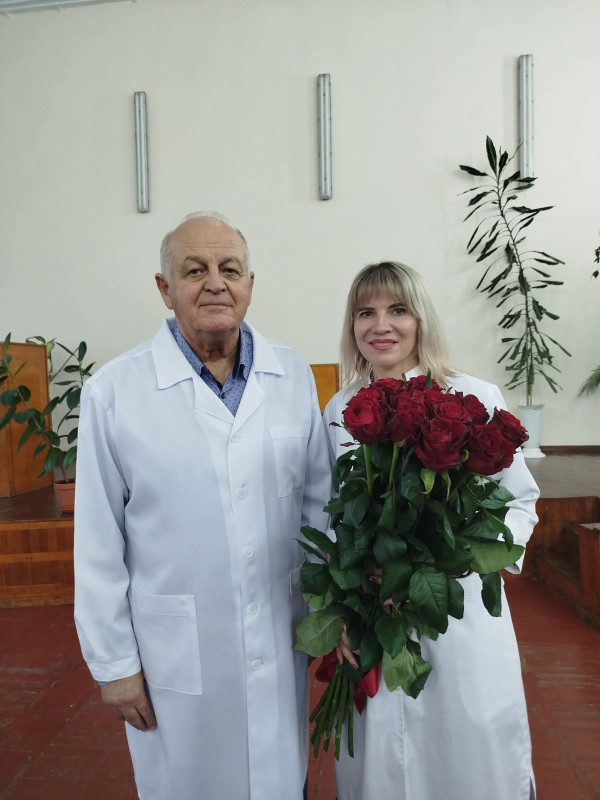 Спільне фото Петра Довганя та Наталії Черевкової, у жінки в руках квіти. 