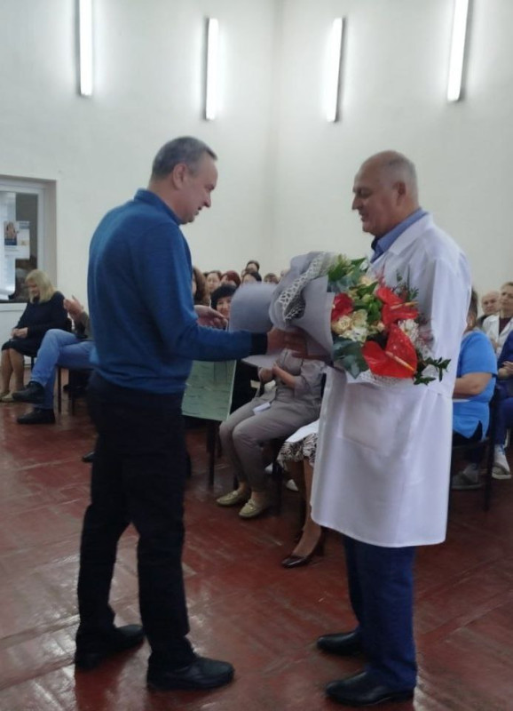 Міський голова Дмитро Зражевський  вручає квіти Петру Довганю.