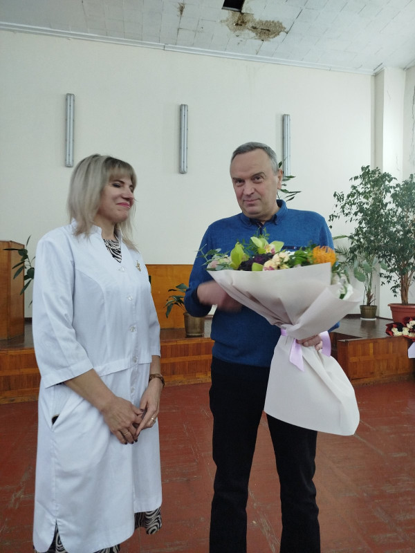 Міський голова Дмитро Зражевський тримає букет квітів в руках. Поряд - Наталія Черевкова.