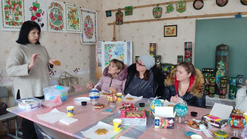 Учасниці заходу слухають розповідь майстрині.