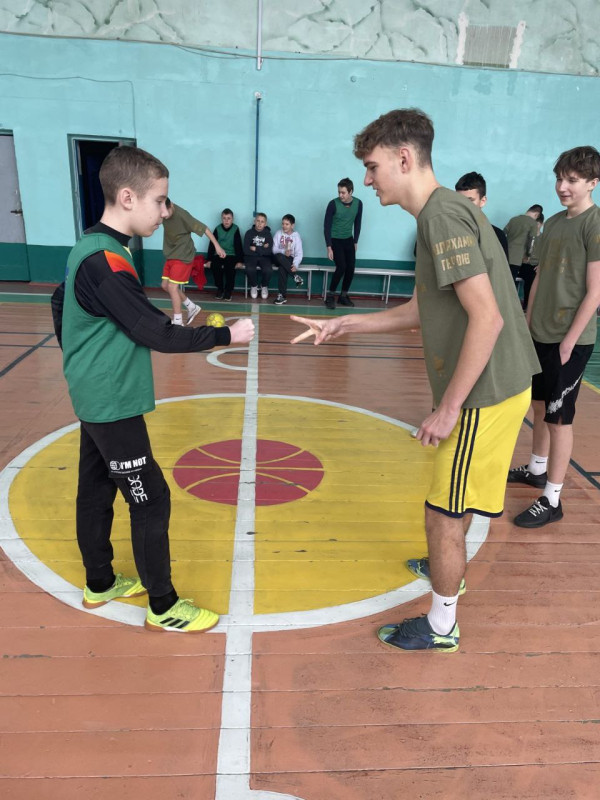 Ігроки - суперники проводять жеребкування у центрі поля.