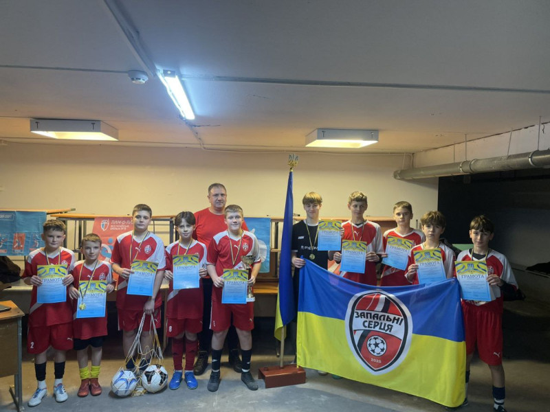 Фото команди ліцею №2. Діти тримають грамоти, мячі, прапор команди.