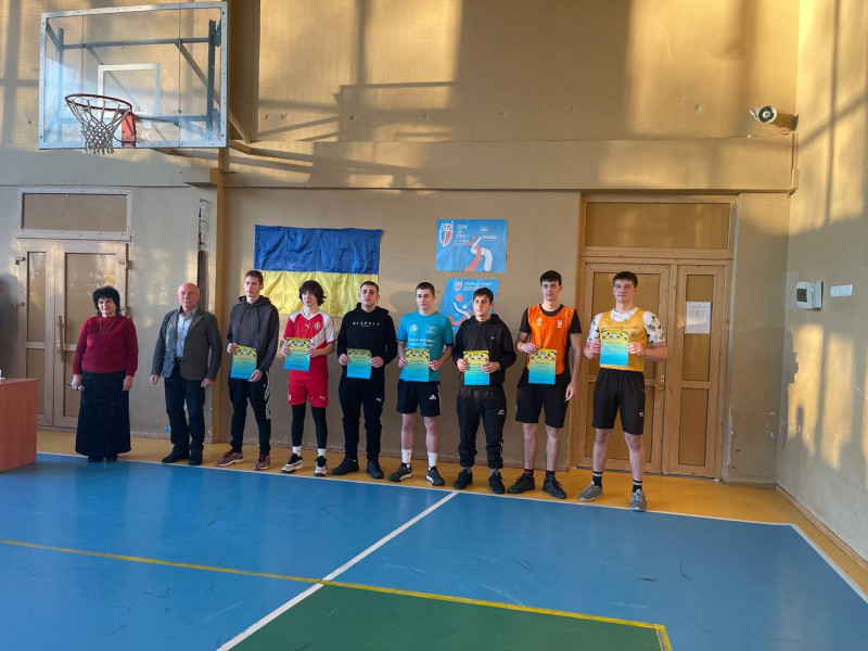 Діти стоять з грамотами в руках. Поряд - організатори, представники міської влади.