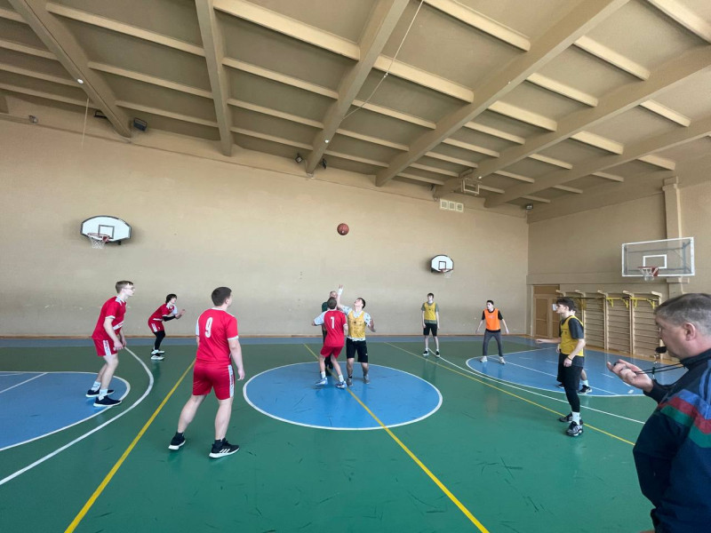 Момент гри у спортивній залі.