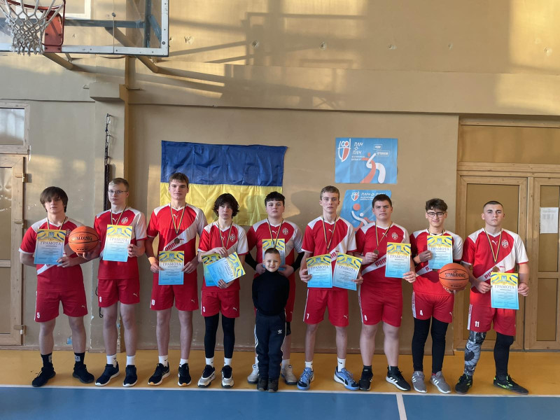 Спільне фото команди. Діти з медалями, грамотами, м'ячами.