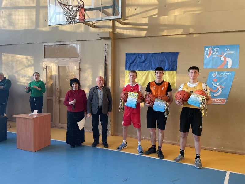 Діти стоять з грамотами, медалями, м'ячами. Поряд - організатори, представники міської влади.