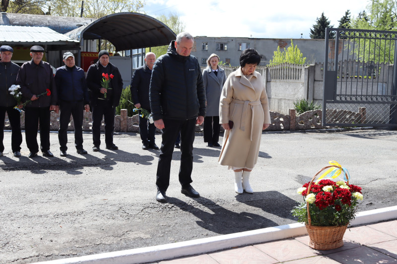 Міський голова Дмитро Зражевський, начальник Синельниківської районної військової адміністрації Світлана Назарчук, інші учасники заходу схилили голови у хвилині мовчання. Перед ними - кошик із квітами. 
