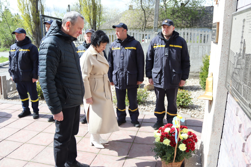 Міський голова Дмитро Зражевський, начальник Синельниківської районної військової адміністрації Світлана Назарчук вшановують пам'ять померлих ліквідаторів  хвилиною мовчання біля пам'ятного знака на честь ліквідаторів.