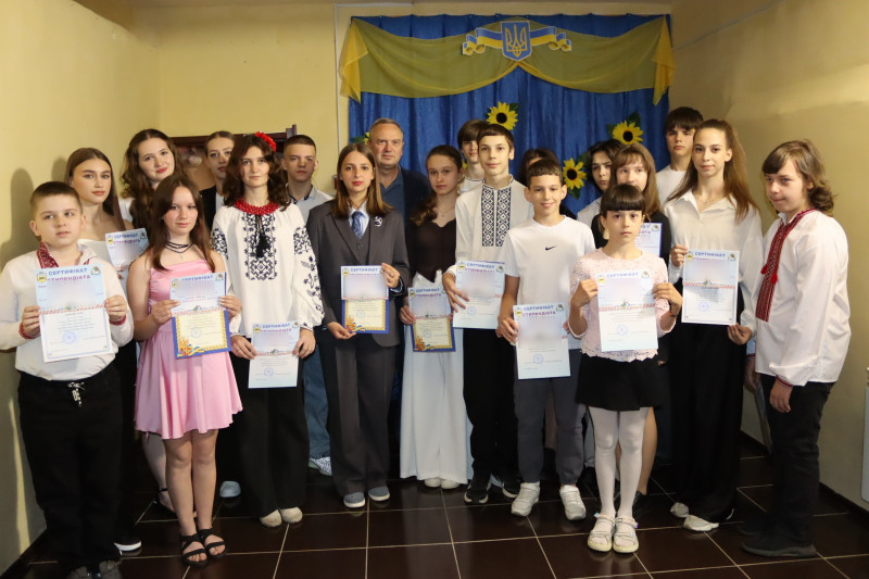 Спільне фото нагороджених дітей із міським головою.