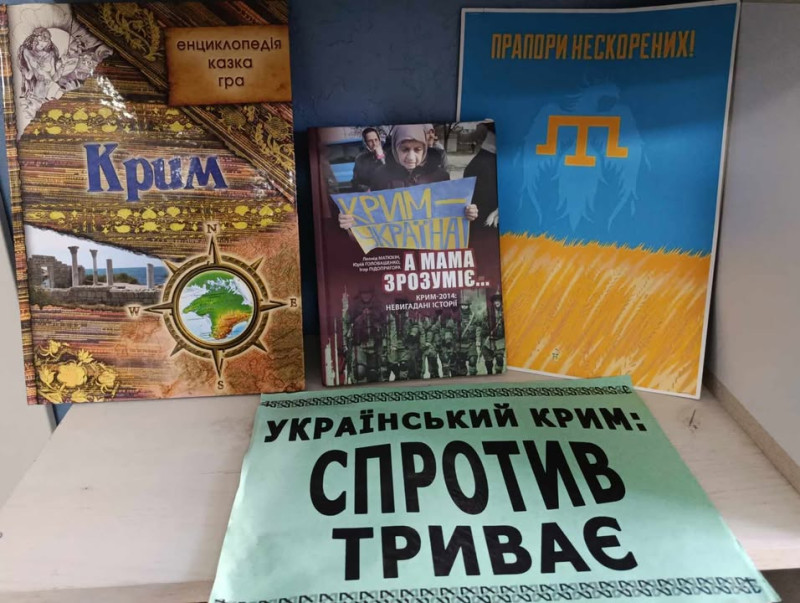 У шафі стоять книги, об'єднані темою "Український Крим: спротив триває"