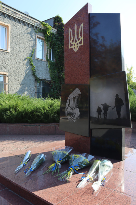 Пам'ятний знак на честь загиблих Героїв сучасності: стела з Гербом України вгорі та двома дошками. На одній - схилена у журбі мати, на іншій - силуети солдат, які йдуть удалечінь. У підніжжя - букети квітів.   