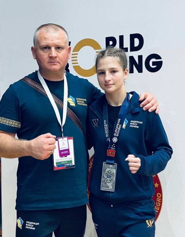 Вихованка Синельниківської ДЮСШ Ася Ткаченко з медаллю Чемпіонату Європи з боксу та її тренер Максим Гончар після нагородження.